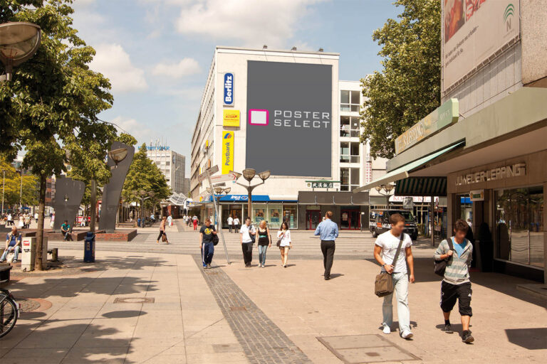 Riesenposter an einer Hausfassade in der Fußgängerzone