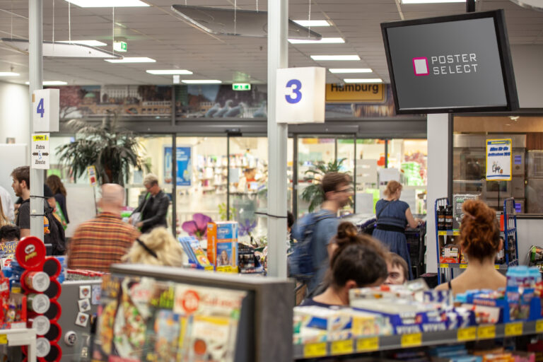 Digitaler Werbebildschirm im Supermarkt